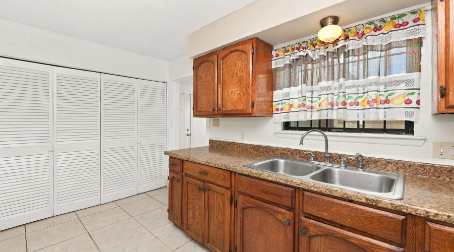 5300 Cypress Dr, LAREDO, Texas 78041, 3 Bedrooms Bedrooms, 6 Rooms Rooms,1 BathroomBathrooms,Residential,For Sale,5300 Cypress Dr,20264592