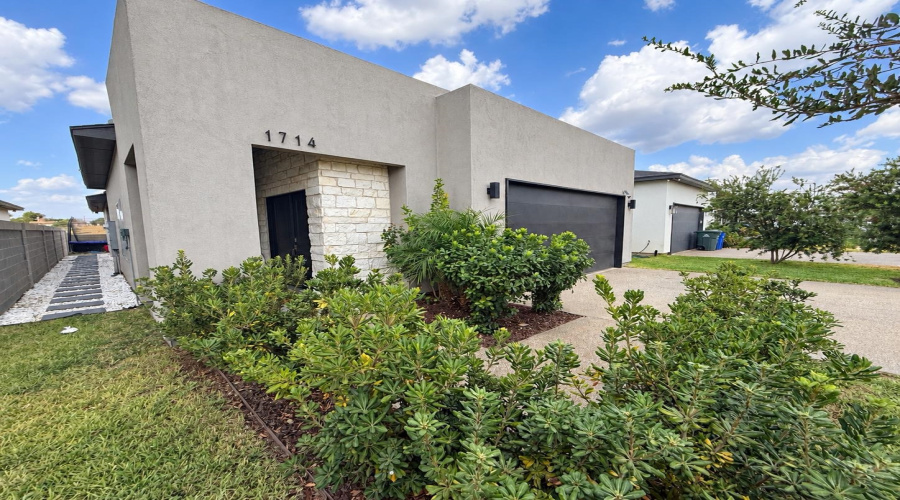 1714 Lomas Del Sur Blvd., Laredo, Texas 78046, 3 Bedrooms Bedrooms, 5 Rooms Rooms,2 BathroomsBathrooms,Residential,For Sale,1714 Lomas Del Sur Blvd.,20264596