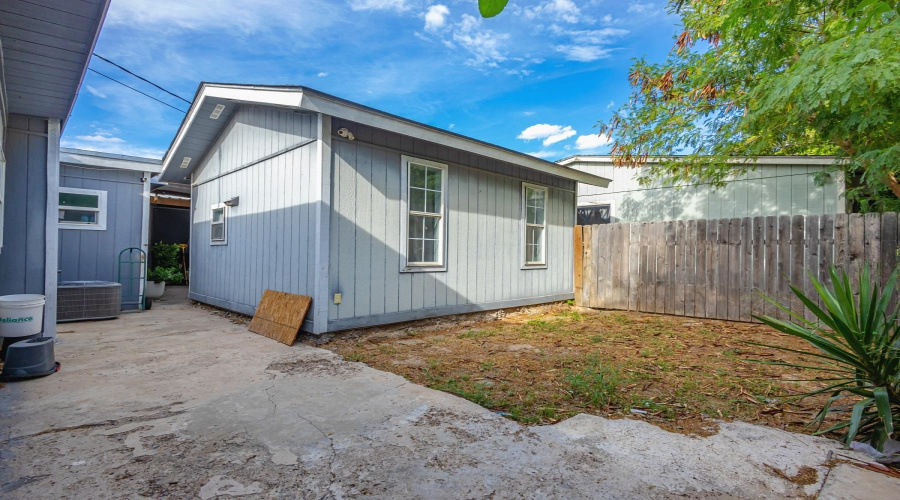1810 Convent Ave, Laredo, Texas 78040, ,Multi-family,For Sale,1810 Convent Ave,20264611