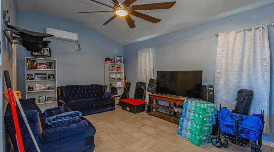 1810 Convent Ave, Laredo, Texas 78040, ,Multi-family,For Sale,1810 Convent Ave,20264611