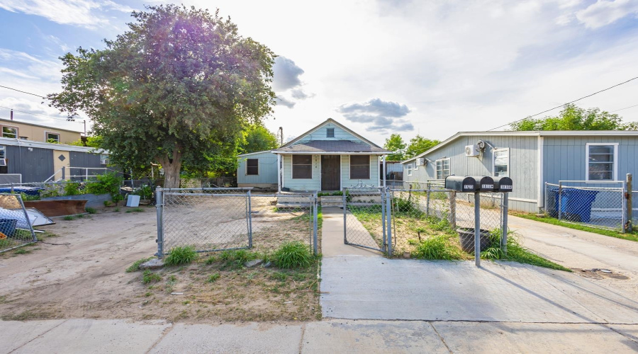 1810 Convent Ave, Laredo, Texas 78040, ,Multi-family,For Sale,1810 Convent Ave,20264611