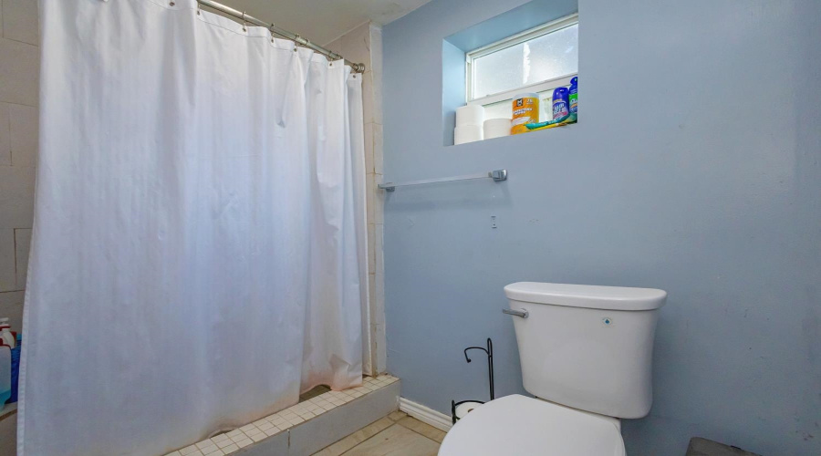 1810 Convent Ave, Laredo, Texas 78040, ,Multi-family,For Sale,1810 Convent Ave,20264611
