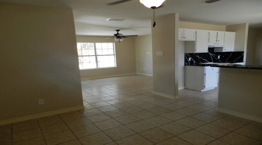 305 Segovia Dr, Laredo, Texas 78046, 3 Bedrooms Bedrooms, 5 Rooms Rooms,2 BathroomsBathrooms,Residential,For Sale,305 Segovia Dr,20264609