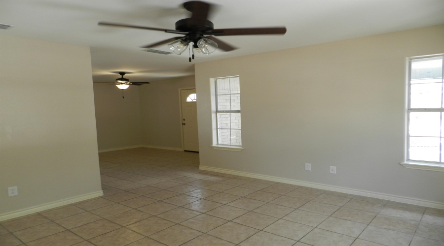 305 Segovia Dr, Laredo, Texas 78046, 3 Bedrooms Bedrooms, 5 Rooms Rooms,2 BathroomsBathrooms,Residential,For Sale,305 Segovia Dr,20264609