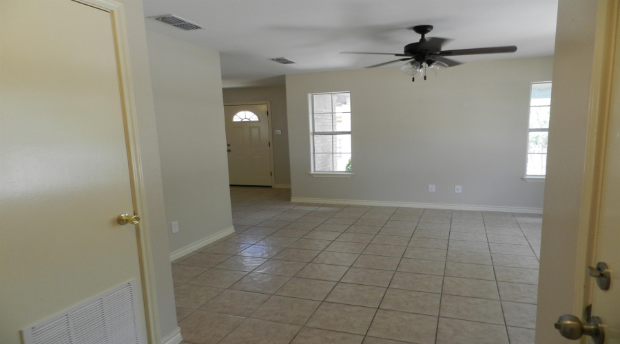 305 Segovia Dr, Laredo, Texas 78046, 3 Bedrooms Bedrooms, 5 Rooms Rooms,2 BathroomsBathrooms,Residential,For Sale,305 Segovia Dr,20264609