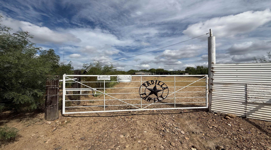 284 Rancho Nopal Rd, Laredo, Texas 78045, 3 Bedrooms Bedrooms, 4 Rooms Rooms,2 BathroomsBathrooms,Residential,For Sale,284 Rancho Nopal Rd,20264617