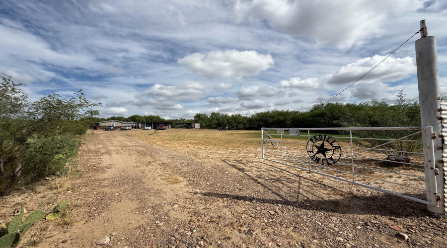 284 Rancho Nopal Rd, Laredo, Texas 78045, 3 Bedrooms Bedrooms, 4 Rooms Rooms,2 BathroomsBathrooms,Residential,For Sale,284 Rancho Nopal Rd,20264617