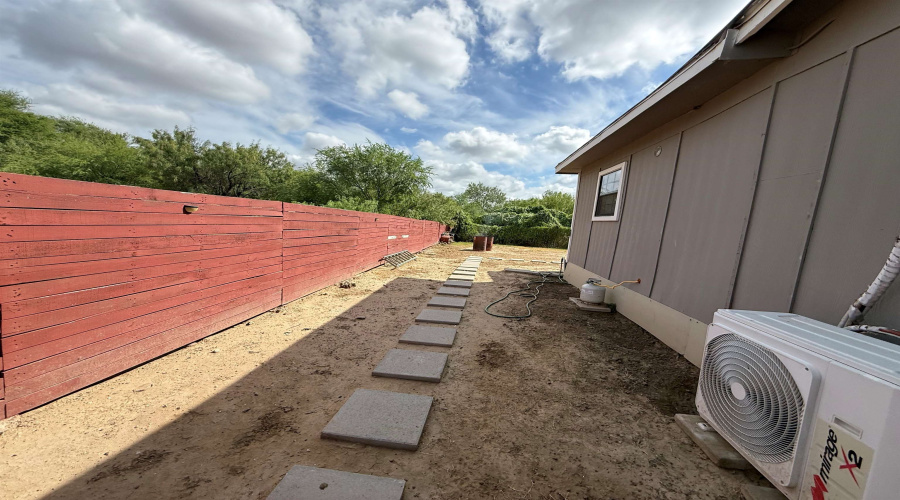 284 Rancho Nopal Rd, Laredo, Texas 78045, 3 Bedrooms Bedrooms, 4 Rooms Rooms,2 BathroomsBathrooms,Residential,For Sale,284 Rancho Nopal Rd,20264617