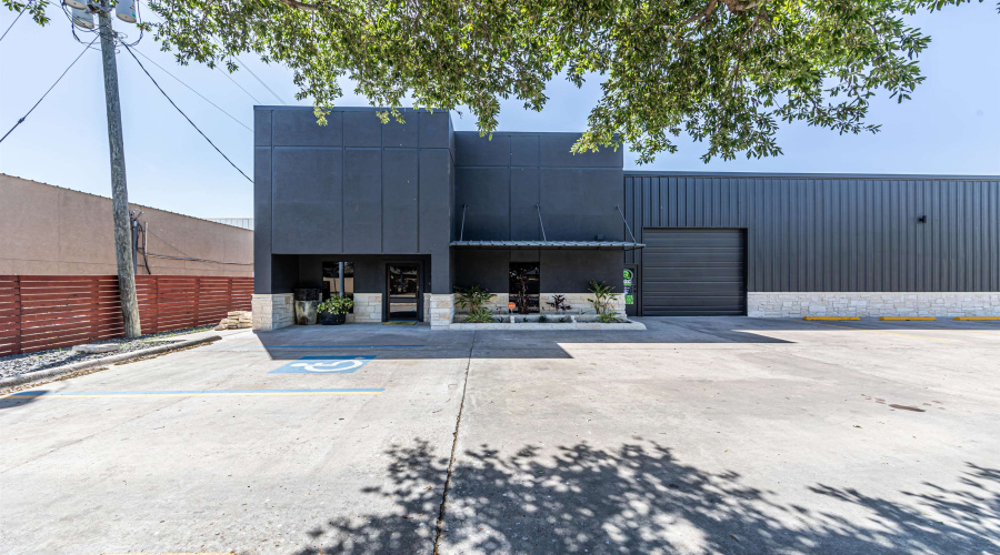 6502 N Bartlett Ave, Laredo, Texas 78041, 1 Room Rooms,2 BathroomsBathrooms,Commercial retail/office,For Rent,6502 N Bartlett Ave,20264633