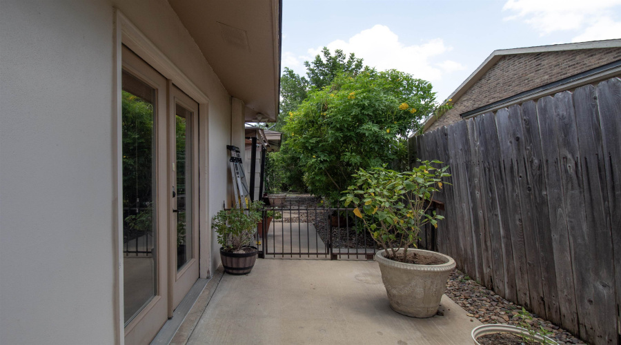 Guest suite/Office Private gated entrance with rear parking
