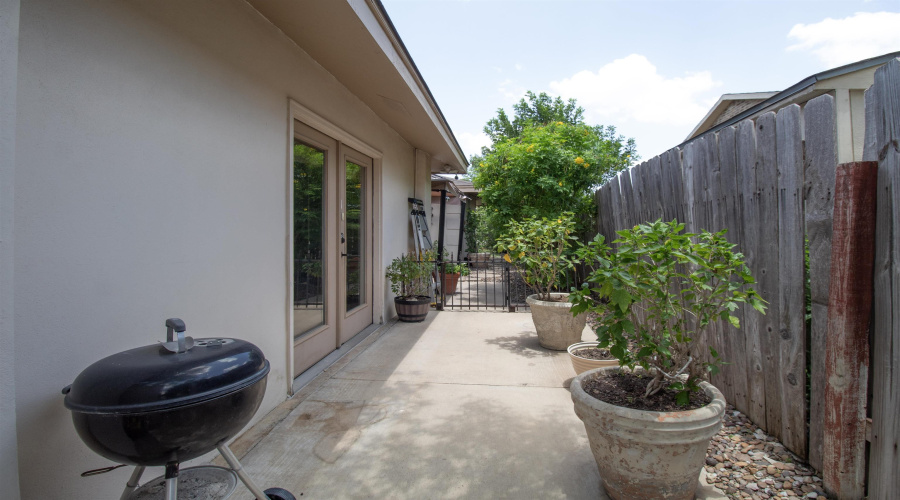 1227 Andrew Ln, Laredo, Texas 78045, 4 Bedrooms Bedrooms, 8 Rooms Rooms,3 BathroomsBathrooms,Residential,For Sale,1227 Andrew Ln,20264629