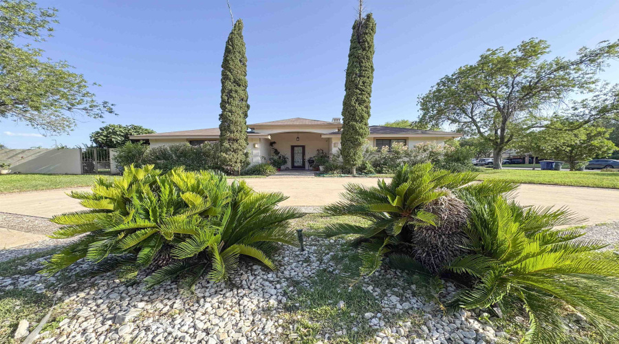 1227 Andrew Ln, Laredo, Texas 78045, 4 Bedrooms Bedrooms, 8 Rooms Rooms,3 BathroomsBathrooms,Residential,For Sale,1227 Andrew Ln,20264629