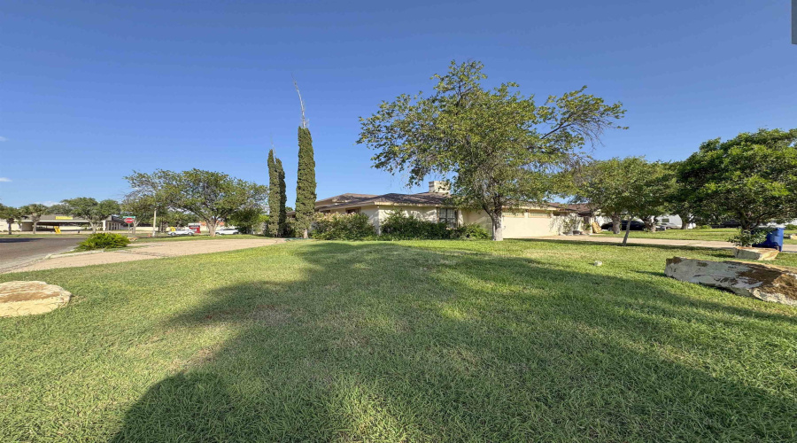 1227 Andrew Ln, Laredo, Texas 78045, 4 Bedrooms Bedrooms, 8 Rooms Rooms,3 BathroomsBathrooms,Residential,For Sale,1227 Andrew Ln,20264629