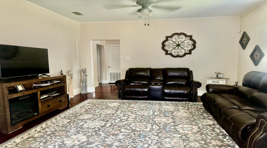1619 Garfield St, Laredo, Texas 78043, 2 Bedrooms Bedrooms, 6 Rooms Rooms,1 BathroomBathrooms,Residential,For Sale,1619 Garfield St,20264639