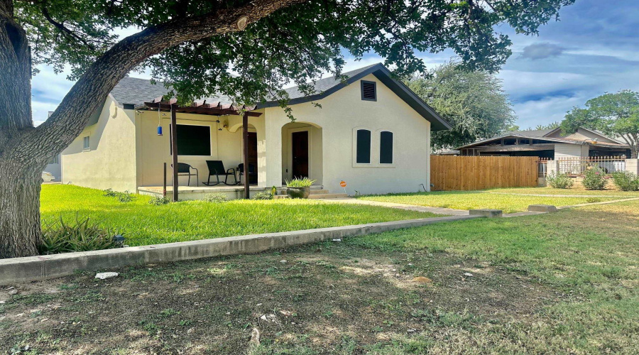 1619 Garfield St, Laredo, Texas 78043, 2 Bedrooms Bedrooms, 6 Rooms Rooms,1 BathroomBathrooms,Residential,For Sale,1619 Garfield St,20264639