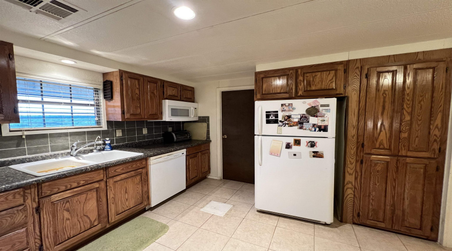 19 Hatfield Ln., Zapata, Texas 78076, 3 Bedrooms Bedrooms, 6 Rooms Rooms,3 BathroomsBathrooms,Residential,For Sale,19 Hatfield Ln.,20254343