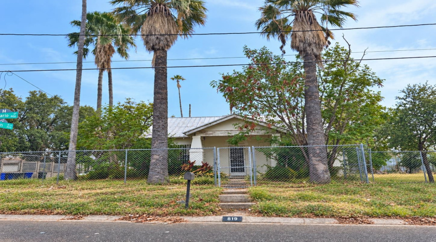 819 Rosario St, Laredo, Texas 78040, 4 Bedrooms Bedrooms, 6 Rooms Rooms,2 BathroomsBathrooms,Residential,For Sale,819 Rosario St,20264654