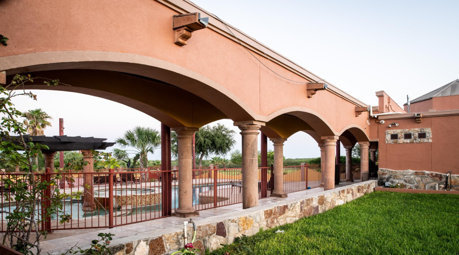 22168 U.S. Hwy 83 North, Laredo, Texas 78045, 6 Bedrooms Bedrooms, 13 Rooms Rooms,5 BathroomsBathrooms,Residential,For Sale,22168 U.S. Hwy 83 North,20264655