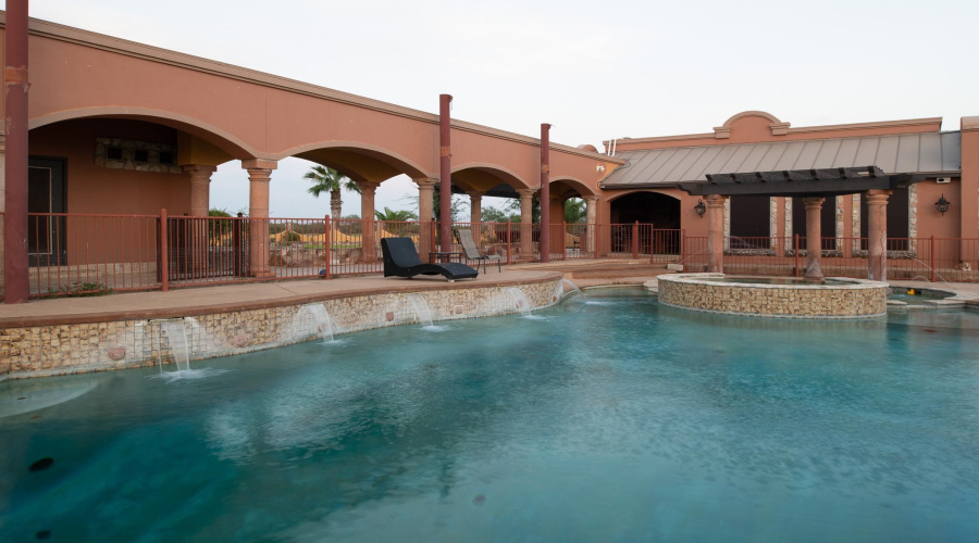 22168 U.S. Hwy 83 North, Laredo, Texas 78045, 6 Bedrooms Bedrooms, 13 Rooms Rooms,5 BathroomsBathrooms,Residential,For Sale,22168 U.S. Hwy 83 North,20264655