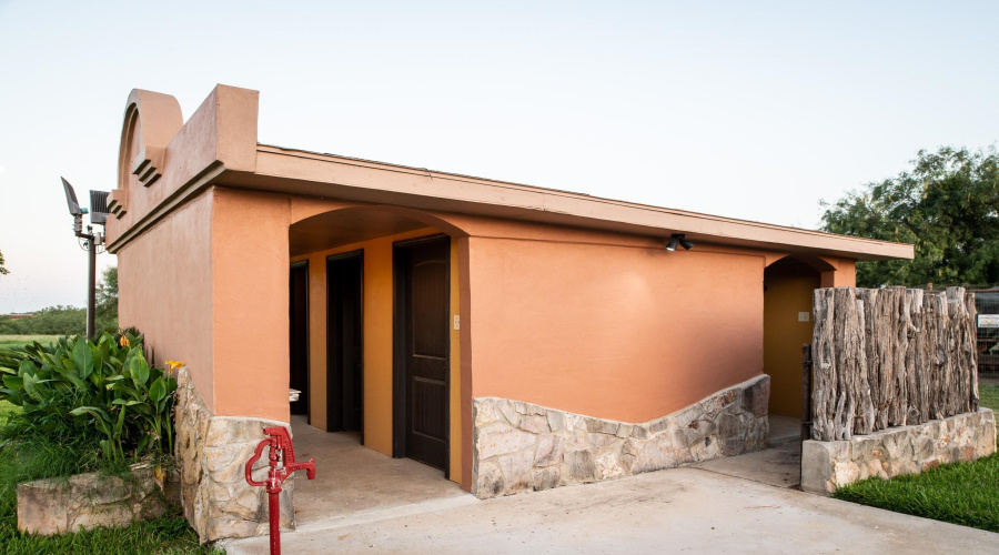22168 U.S. Hwy 83 North, Laredo, Texas 78045, 6 Bedrooms Bedrooms, 13 Rooms Rooms,5 BathroomsBathrooms,Residential,For Sale,22168 U.S. Hwy 83 North,20264655