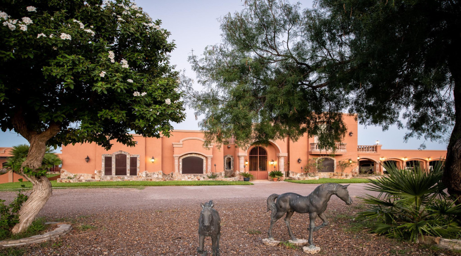 22168 U.S. Hwy 83 North, Laredo, Texas 78045, 6 Bedrooms Bedrooms, 13 Rooms Rooms,5 BathroomsBathrooms,Residential,For Sale,22168 U.S. Hwy 83 North,20264655