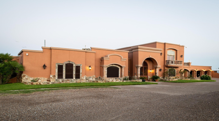 22168 U.S. Hwy 83 North, Laredo, Texas 78045, 6 Bedrooms Bedrooms, 13 Rooms Rooms,5 BathroomsBathrooms,Residential,For Sale,22168 U.S. Hwy 83 North,20264655