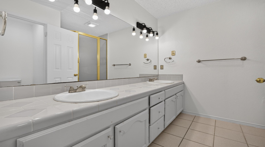 1323 Cross Country Ln., Laredo, Texas 78045, 6 Bedrooms Bedrooms, 11 Rooms Rooms,6 BathroomsBathrooms,Residential,For Sale,1323 Cross Country Ln.,20264659