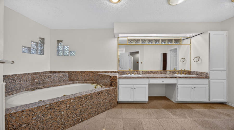 1323 Cross Country Ln., Laredo, Texas 78045, 6 Bedrooms Bedrooms, 11 Rooms Rooms,6 BathroomsBathrooms,Residential,For Sale,1323 Cross Country Ln.,20264659
