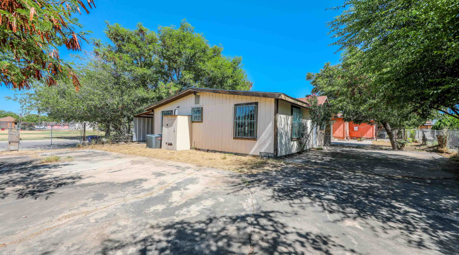 1719 Iturbide St, Laredo, Texas 78040, 3 Bedrooms Bedrooms, 5 Rooms Rooms,2 BathroomsBathrooms,Residential,For Sale,1719 Iturbide St,20264663