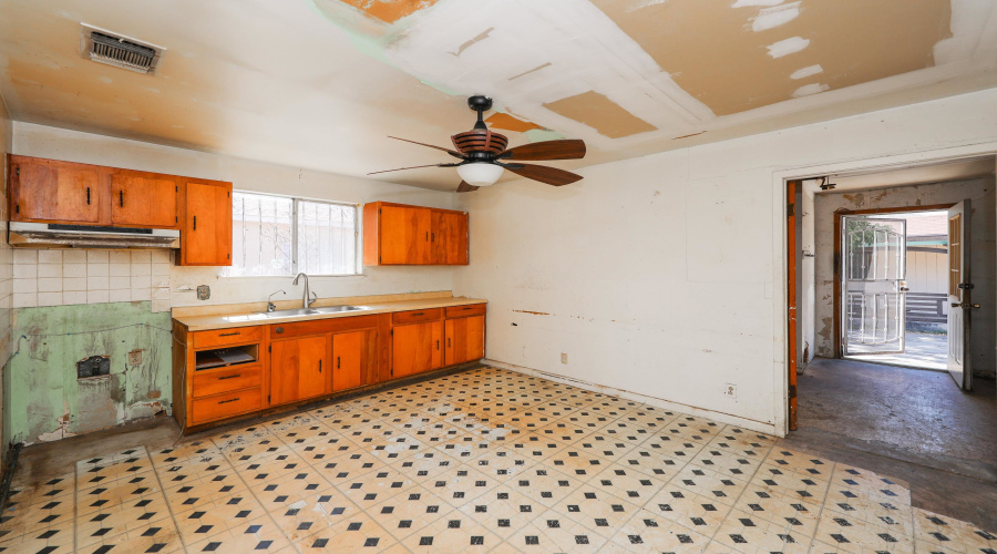 1719 Iturbide St, Laredo, Texas 78040, 3 Bedrooms Bedrooms, 5 Rooms Rooms,2 BathroomsBathrooms,Residential,For Sale,1719 Iturbide St,20264663