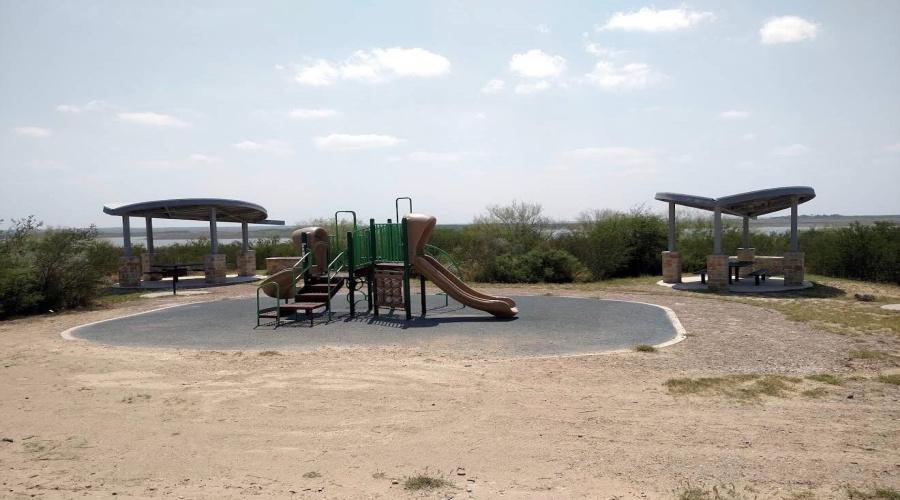 361 Monte Dr, Zapata, Texas 78076, 2 Bedrooms Bedrooms, 5 Rooms Rooms,2 BathroomsBathrooms,Residential,For Sale,361 Monte Dr,20264665