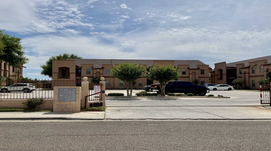 9809 Sterling St., Laredo, Texas 78045, 3 Bedrooms Bedrooms, 7 Rooms Rooms,2 BathroomsBathrooms,Residential,For Rent,9809 Sterling St.,20264677