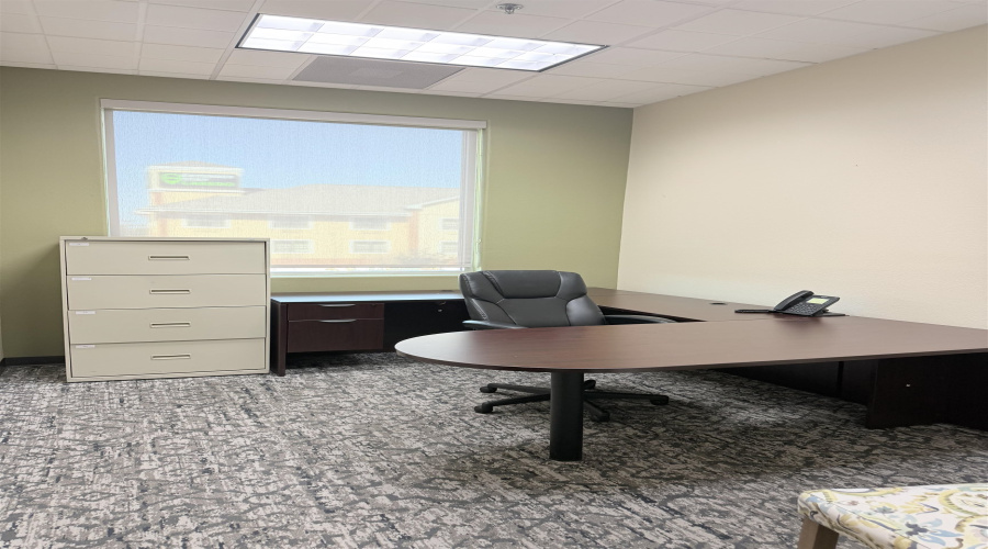 216 W Village Blvd, Laredo, Texas 78046, 6 Rooms Rooms,2 BathroomsBathrooms,Commercial retail/office,For Rent,216 W Village Blvd,20264682