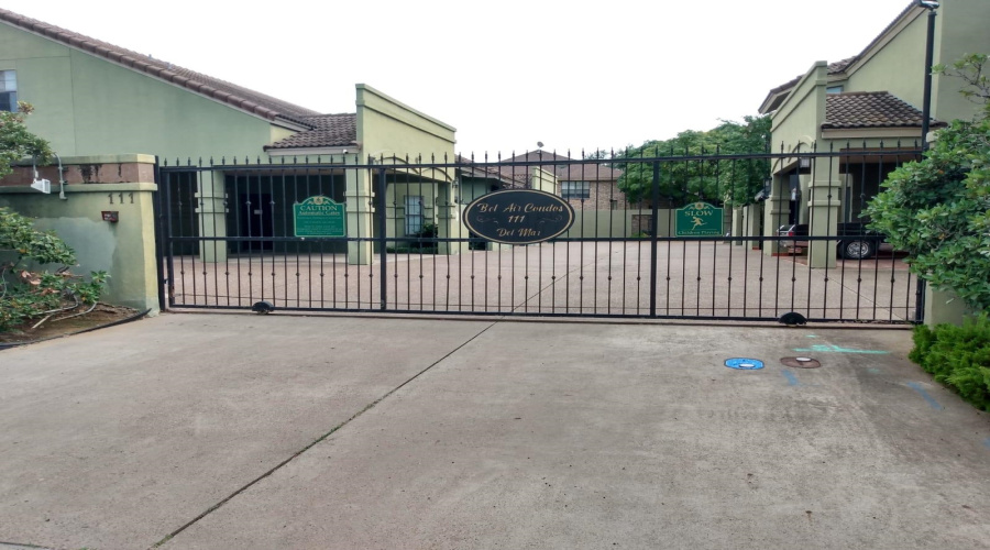 111 E Del Mar Blvd, Laredo, Texas 78041, 4 Bedrooms Bedrooms, 8 Rooms Rooms,3 BathroomsBathrooms,Residential,For Rent,111 E Del Mar Blvd,20264690