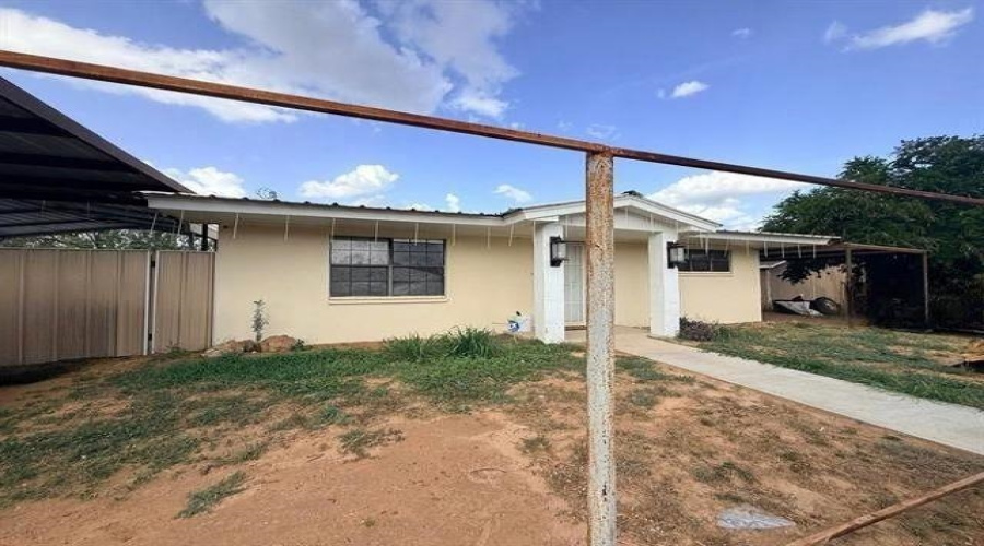 1302 Laredo Ave, Zapata, Texas 78076, 2 Bedrooms Bedrooms, 4 Rooms Rooms,1 BathroomBathrooms,Residential,For Sale,1302 Laredo Ave,20264702