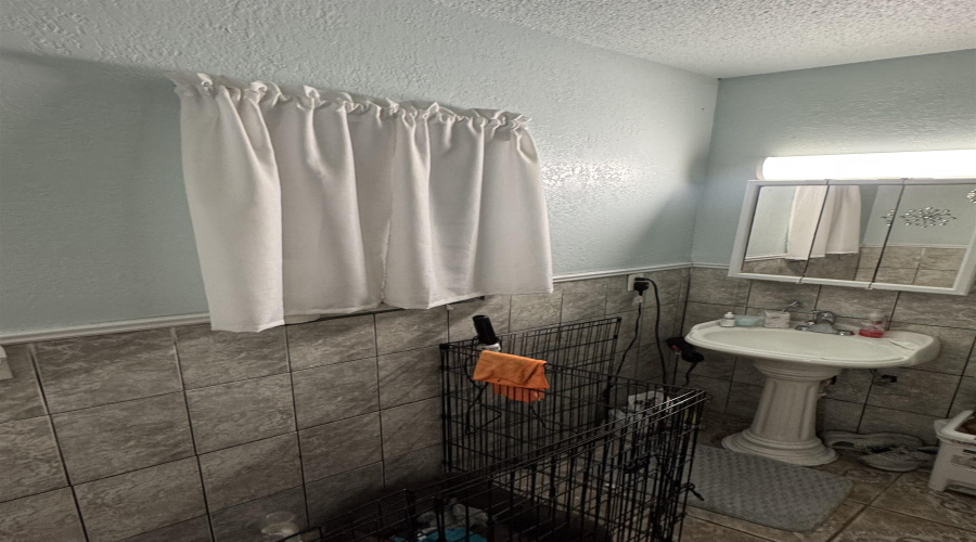 1302 Laredo Ave, Zapata, Texas 78076, 2 Bedrooms Bedrooms, 4 Rooms Rooms,1 BathroomBathrooms,Residential,For Sale,1302 Laredo Ave,20264702
