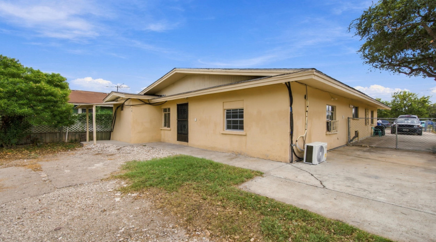 3502 Guadalupe St, Laredo, Texas 78046, 2 Bedrooms Bedrooms, 5 Rooms Rooms,1 BathroomBathrooms,Residential,For Rent,3502 Guadalupe St,20264704