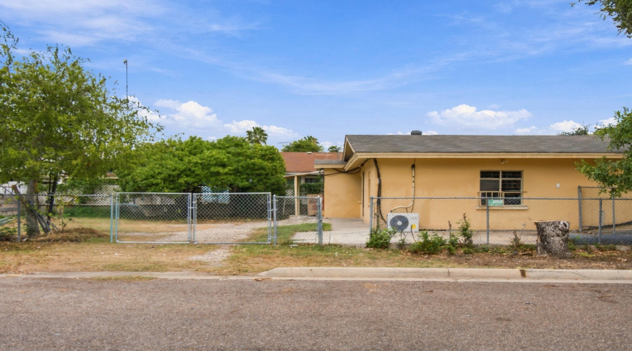 3502 Guadalupe St, Laredo, Texas 78046, 2 Bedrooms Bedrooms, 5 Rooms Rooms,1 BathroomBathrooms,Residential,For Rent,3502 Guadalupe St,20264704