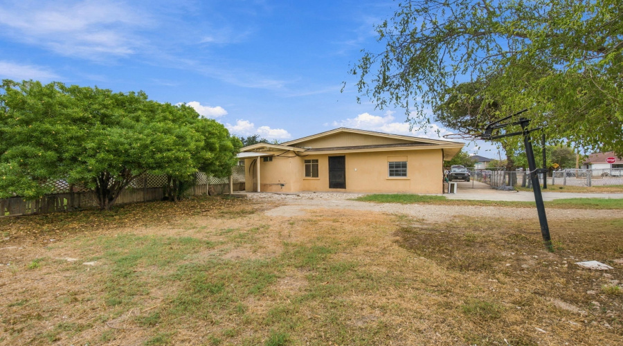 3502 Guadalupe St, Laredo, Texas 78046, 2 Bedrooms Bedrooms, 5 Rooms Rooms,1 BathroomBathrooms,Residential,For Rent,3502 Guadalupe St,20264704