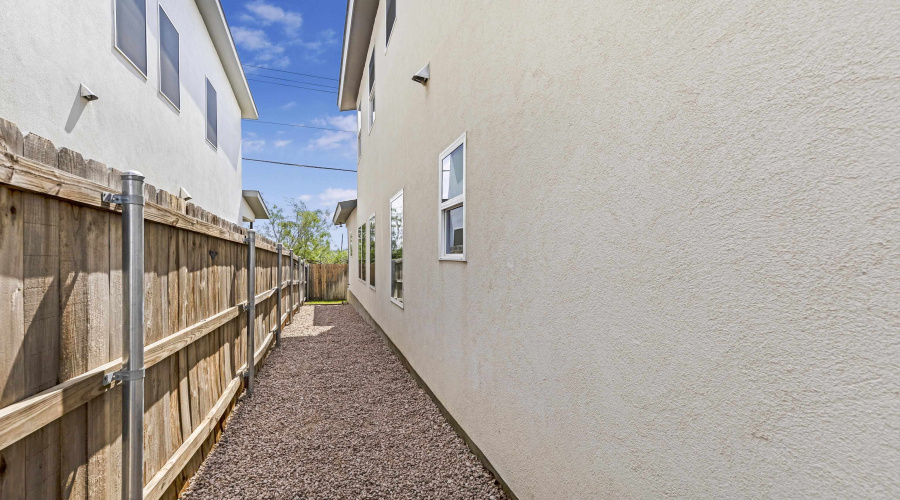 417 Deer Path Loop, Laredo, Texas 78045, 4 Bedrooms Bedrooms, 6 Rooms Rooms,2 BathroomsBathrooms,Residential,For Sale,417 Deer Path Loop,20264705