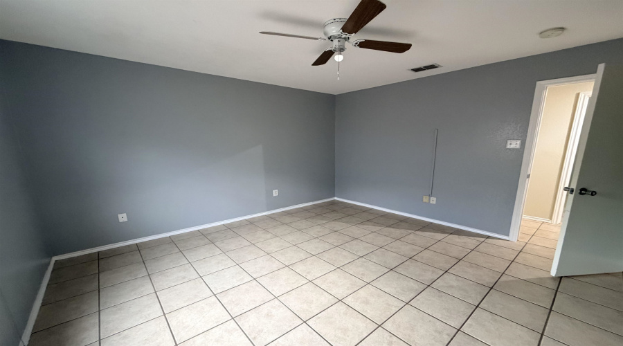 1625 Denmark Ln, Laredo, Texas 78045, 3 Bedrooms Bedrooms, 6 Rooms Rooms,2 BathroomsBathrooms,Residential,For Sale,1625 Denmark Ln,20264711