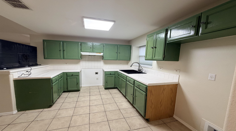 1625 Denmark Ln, Laredo, Texas 78045, 3 Bedrooms Bedrooms, 6 Rooms Rooms,2 BathroomsBathrooms,Residential,For Sale,1625 Denmark Ln,20264711