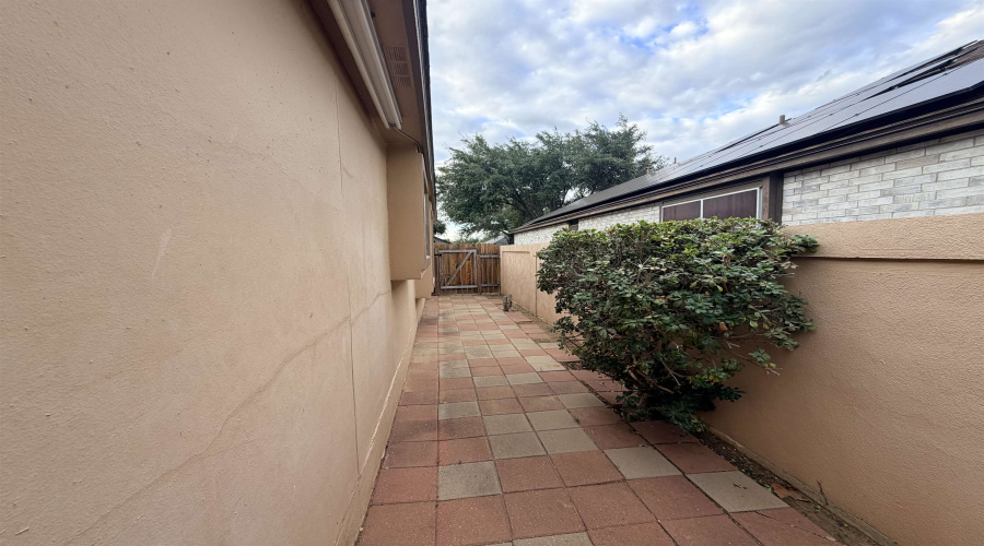 1625 Denmark Ln, Laredo, Texas 78045, 3 Bedrooms Bedrooms, 6 Rooms Rooms,2 BathroomsBathrooms,Residential,For Sale,1625 Denmark Ln,20264711