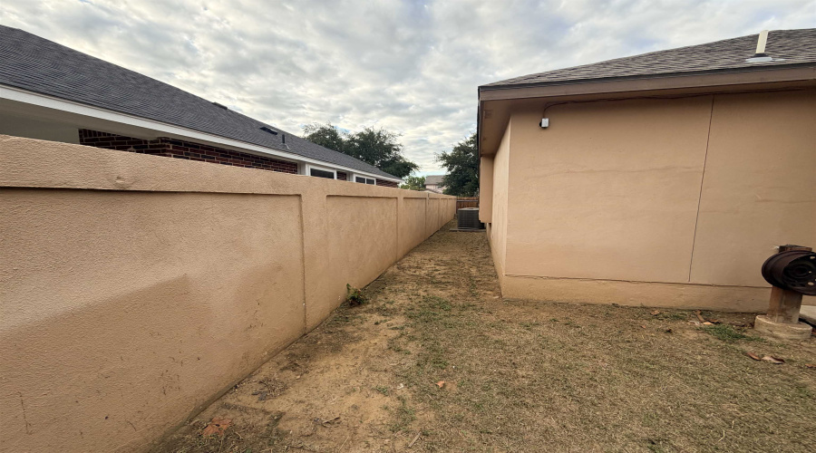 1625 Denmark Ln, Laredo, Texas 78045, 3 Bedrooms Bedrooms, 6 Rooms Rooms,2 BathroomsBathrooms,Residential,For Sale,1625 Denmark Ln,20264711