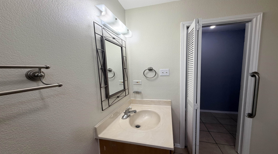 1625 Denmark Ln, Laredo, Texas 78045, 3 Bedrooms Bedrooms, 6 Rooms Rooms,2 BathroomsBathrooms,Residential,For Sale,1625 Denmark Ln,20264711