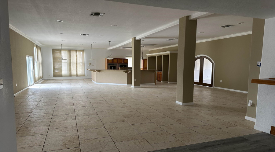 707 Tilden St., Cotulla, Texas 78014, 4 Bedrooms Bedrooms, 5 Rooms Rooms,4 BathroomsBathrooms,Residential,For Rent,707 Tilden St.,20264717