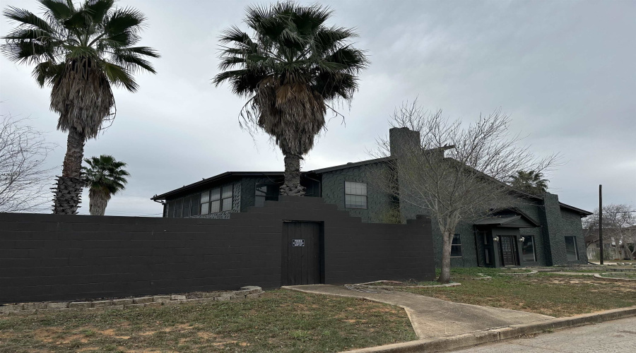 707 Tilden St., Cotulla, Texas 78014, 4 Bedrooms Bedrooms, 5 Rooms Rooms,4 BathroomsBathrooms,Residential,For Rent,707 Tilden St.,20264717