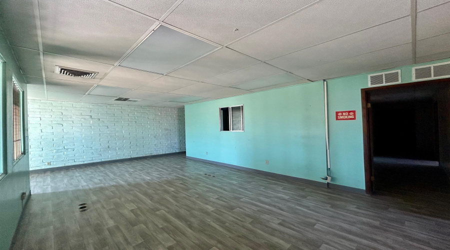 8701 Las Cruces Dr, Laredo, Texas 78045, 1 Bedroom Bedrooms, 6 Rooms Rooms,3 BathroomsBathrooms,Commercial/industrial,For Rent,8701 Las Cruces Dr,20264722