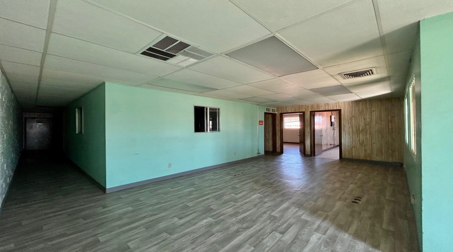 8701 Las Cruces Dr, Laredo, Texas 78045, 1 Bedroom Bedrooms, 6 Rooms Rooms,3 BathroomsBathrooms,Commercial/industrial,For Rent,8701 Las Cruces Dr,20264722