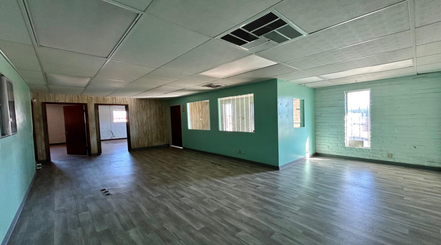 8701 Las Cruces Dr, Laredo, Texas 78045, 1 Bedroom Bedrooms, 6 Rooms Rooms,3 BathroomsBathrooms,Commercial/industrial,For Rent,8701 Las Cruces Dr,20264722